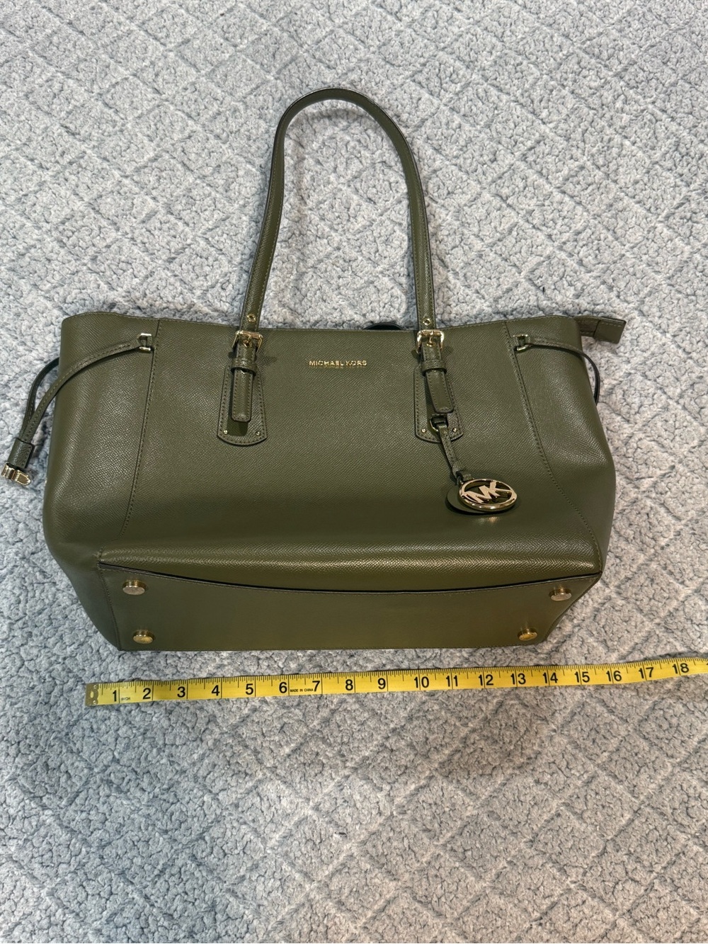 ✨ PRICE DROP ✨ Michael Kors Medium Voyager Leather Tote - olive green - Picture 13 of 15
